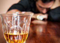 Alcolismo e violenza: il ruolo del pregiudizio 